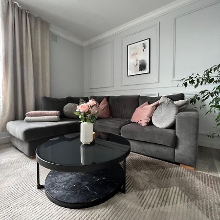 Modern 2-Bed Flat In Town Centre Apartment Оубън Екстериор снимка