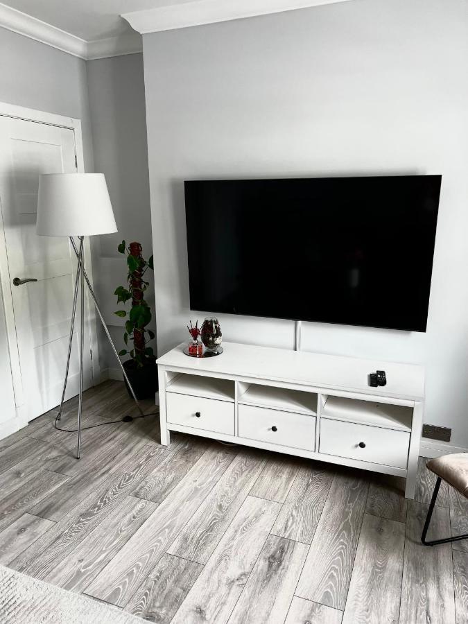 Modern 2-Bed Flat In Town Centre Apartment Оубън Екстериор снимка