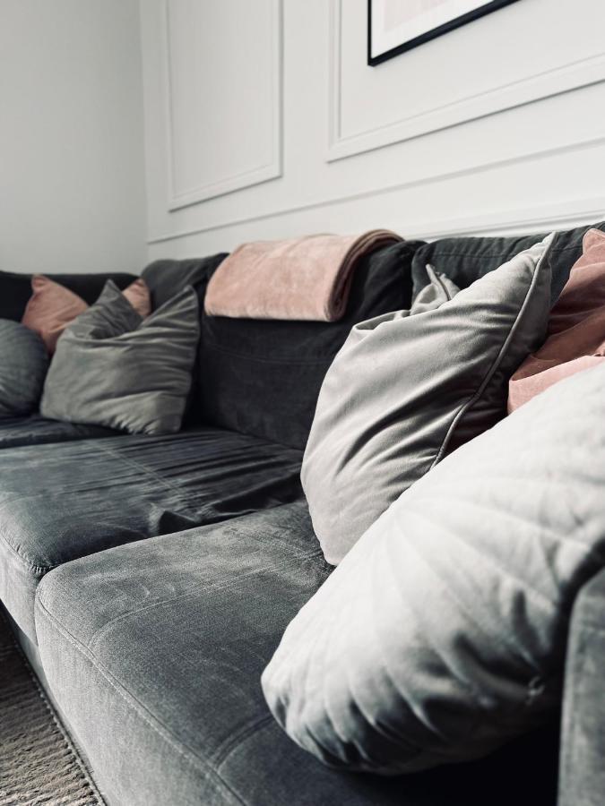 Modern 2-Bed Flat In Town Centre Apartment Оубън Екстериор снимка
