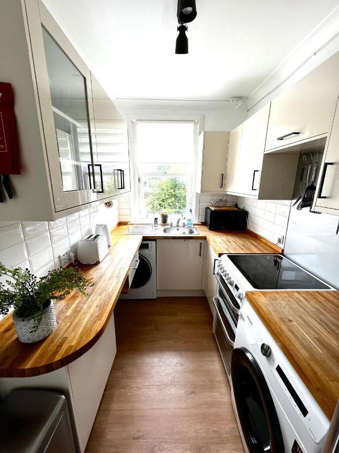 Modern 2-Bed Flat In Town Centre Apartment Оубън Екстериор снимка